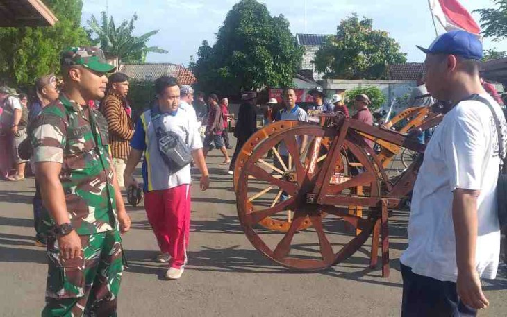 Situasi ngontel bareng komunitas sepeda tua di Pati 