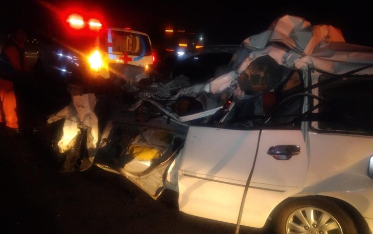 Kondisi mobil Innova  AA 9330 FK ringsek setelah menabrak truk tronton di ruas jalan Tol Solo - Kertosono, Kilometer 512.800 Jalur B, wilayah Karangturi, Gondangrejo, Karanganyar, Sabtu (25/2/2023) dini hari. Foto : Istimewa.