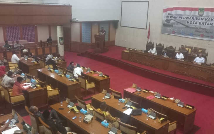 Ketua Pansus Tumbur M Sihaloho Menyampaikan Laporannya Saat Rapat Paripurna Senin (27/2/2023) di Ruang Sidang Utama DPRD Kota Batam. (Foto: Halomoan). 
