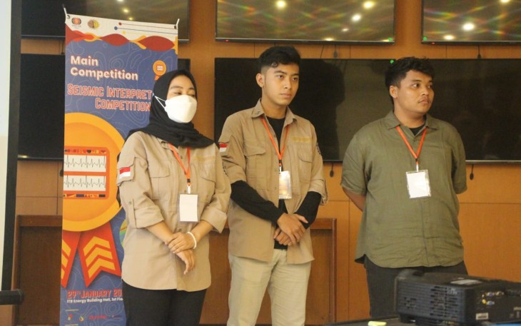 Rahmayani, Muhammad Rafif Athalah, dan Ivan Marcelino Purba saat mempresentasikan hasil analisis di depan dewan juri International Undergraduate Geophysics Competition (01/23).