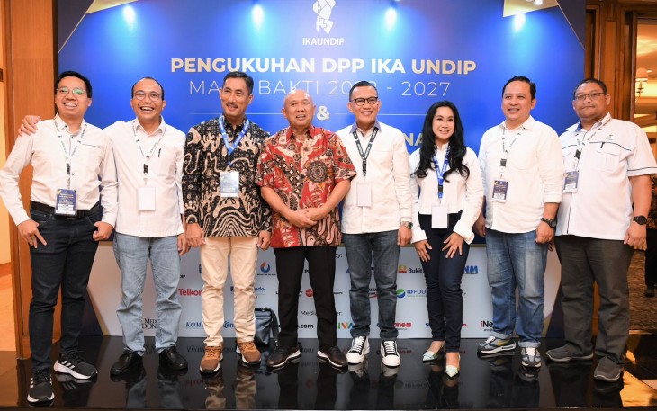 MenKopUKM saat pengukuhan pengurus IKA UNDIP