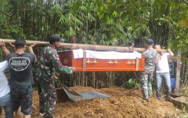 Bantu pemakaman warga perbatasan 