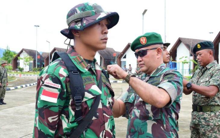 Kasrem 121/Abw Kolonel Inf Soelistyo Bawono saat menyematkan prajurit patroli terkoordinasi 
