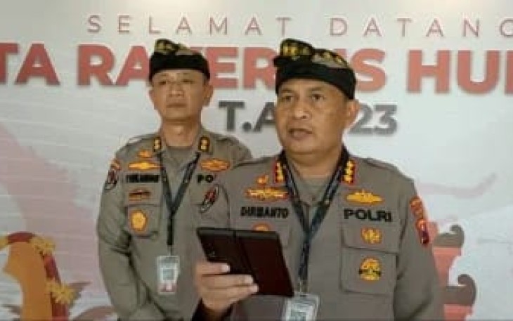 Kabid Humas Polda Jatim Kombes Dirmanto saat memberikan keterangan pers 