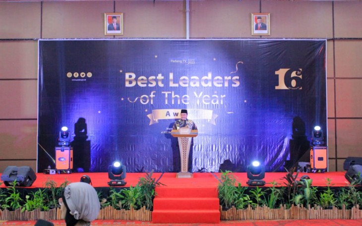 Bupati Pasaman H. Benny Utama saat Dianugrahi Sebagai "Best Leader Of The Year Award"
