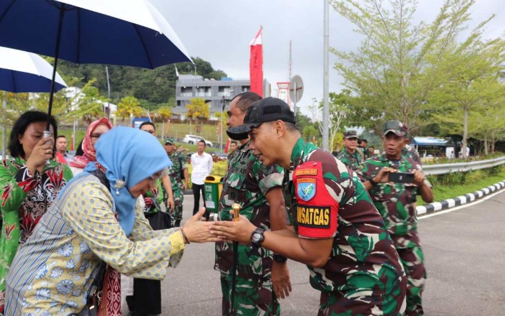 Dansatgas Yonif 645/Gty Letkol Inf Hudallah saat menyambut Ketum Persit KCK Ny. Rahma Dudung Abdurachman 