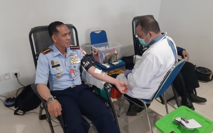 Danlanud Husein Sastranegara Kolonel Pnb Ardi Syahri ketika donor darah di terminal keberangkatan bandara Husein Sastranegara Bandung, Rabu (8/3)