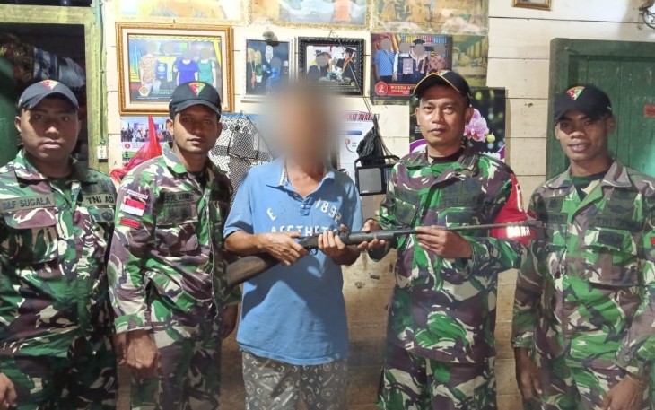 Penyerahan secara sukarela senpi rakitan warga perbatasan 