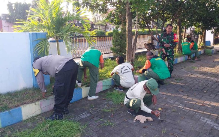 Kerja bakti warga desa binaan 