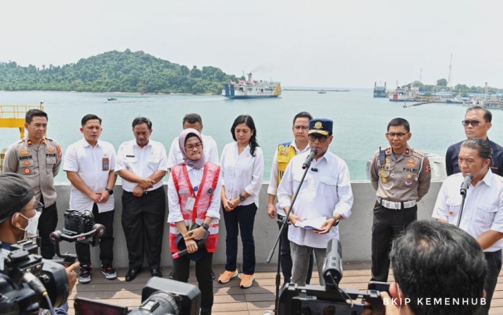 Menhub saat di Dermaga Eksekutif Pelabuhan Penyeberangan Merak, Banten.