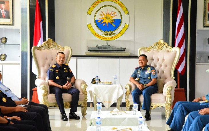 Pangkoarmada III Laksda TNI Agus Hariadi saat menerima Kakanwilsus Bea Cukai Papua