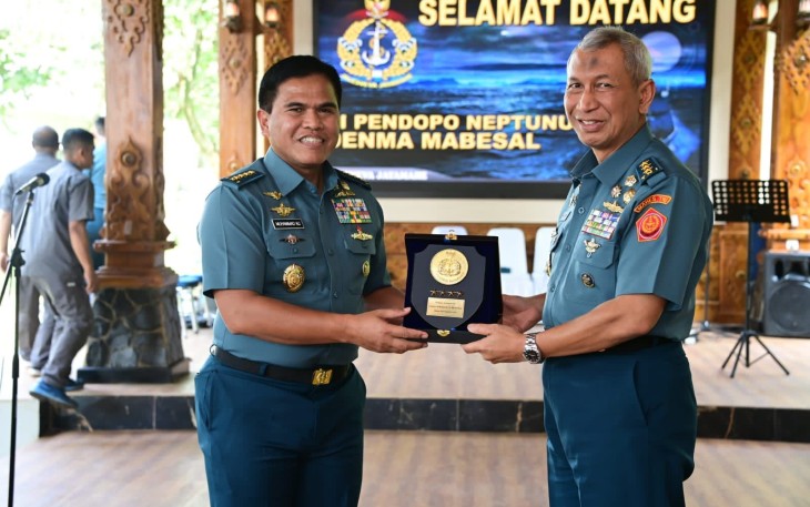 Kasal Laksamana TNI Muhammad Ali saat memberikan penghargaan 
