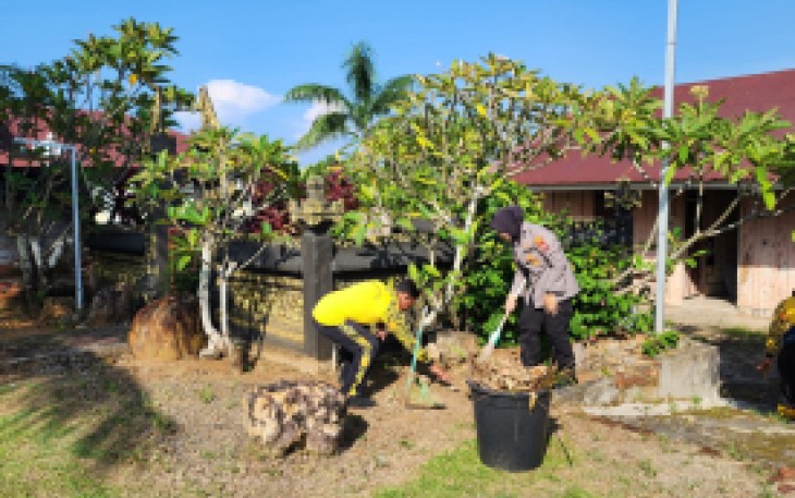 Polsek Gading Cempaka Saat Gelar Bakti Sosial di Pura Santi Muara Dipa