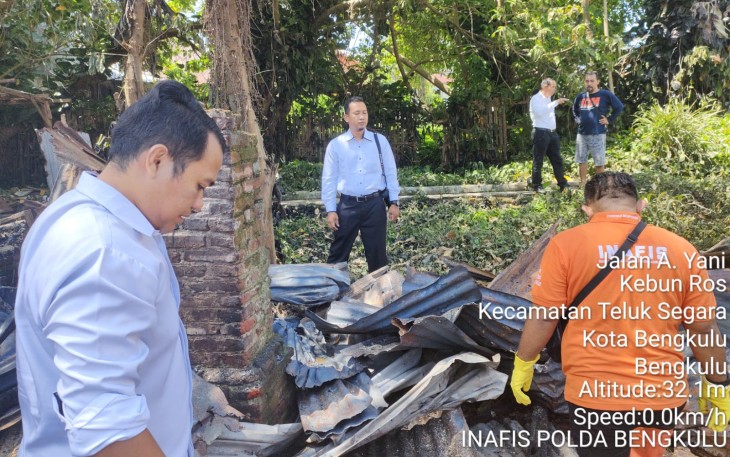 Dipimpin Kasat Reskrim Polresta Bengkulu Unit Identifikasi Lakukan Olah TKP pasca kebakaran Bangunan Usaha Mebel dan Reparasi Jok