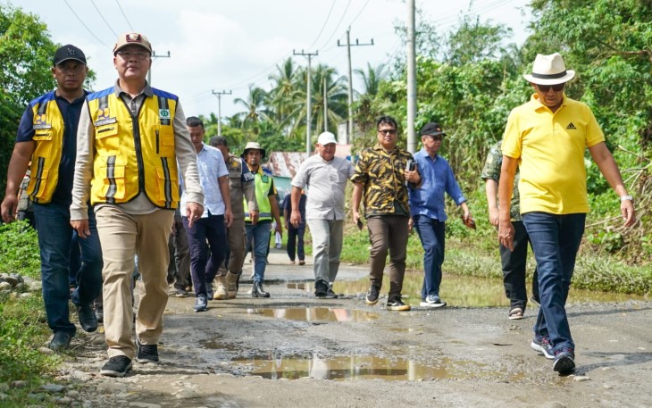 Gubernur Bengkulu Rohidin Mersyah Saat Meninjau Lokasi Pembangunan Jalan di Tanjung Kemuning-Datar Lebar-Gunung Megang Kabupaten Kaur