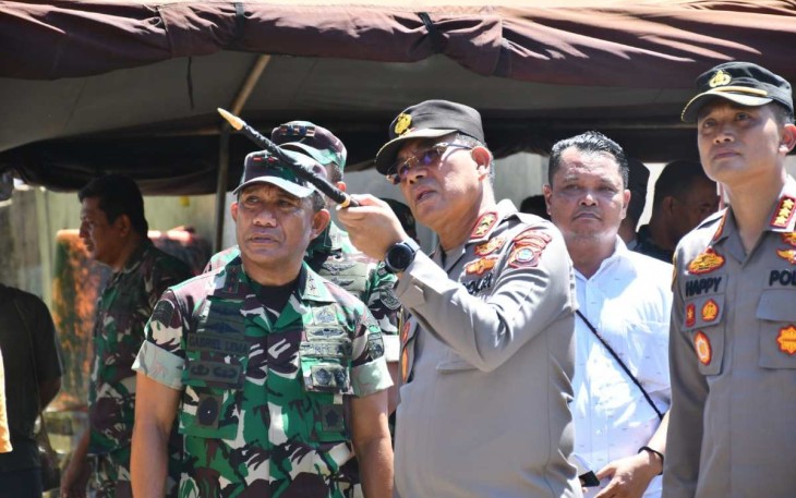 Pangdam Kasuari Mayjen TNI Gabriel Lema saat meninjau lokasi kebakaran di pasar baru Sorong