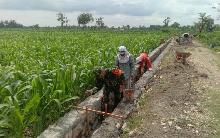 Bangun saluran air wilayah desa binaan 