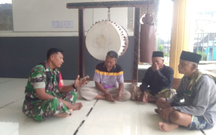 Serma Ristanto saat berkordinasi dengan takmir masjid Baiturrohim