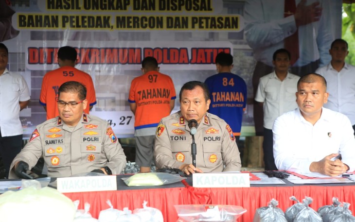 Kapolda Jatim Irjen Pol Toni Harmanto saat memberikan keterangan pers di Jombang, Senin (27/3)