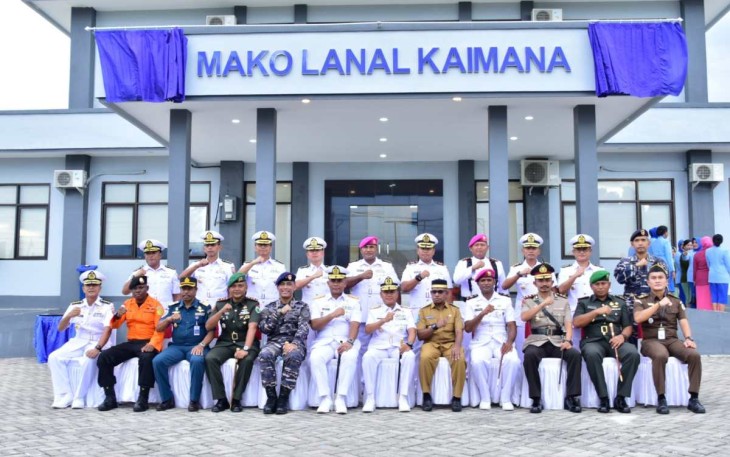 Foto bersama usai peresmian lanal Kaimana