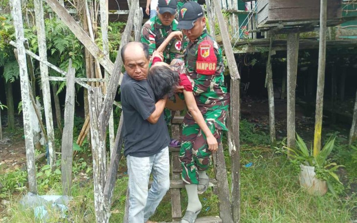 Evakuasi warga perbatasan ke puskesmas 