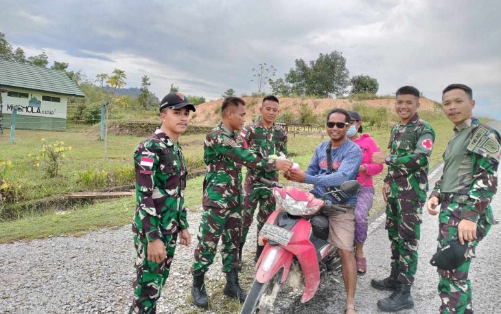 Bagikan takjil gratis di perbatasan 