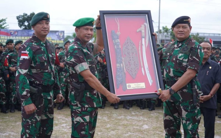 Panglima TNI Laksamana Yudo Margono saat menerima cenderamata 