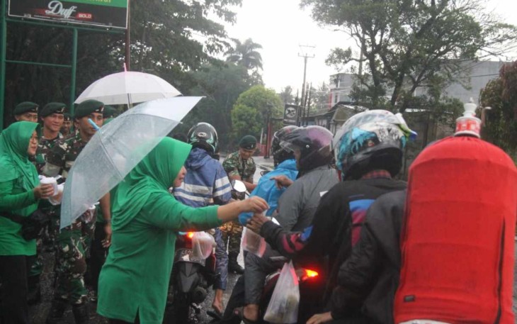 Persit Yonif Raider 300/Bjw Bagikan Takjil 