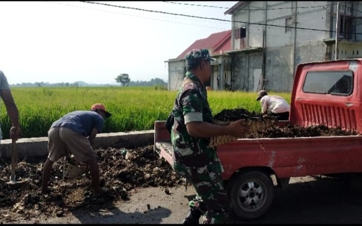Bersihkan lingkungan bersama warga binaan