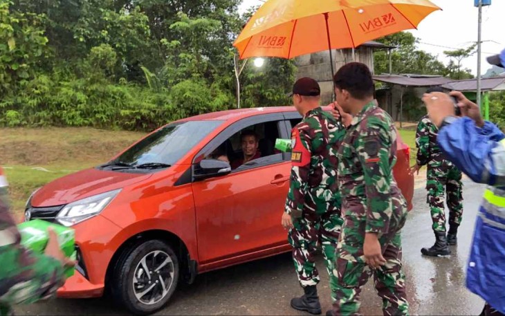 Bagikan takjil gratis di perbatasan 