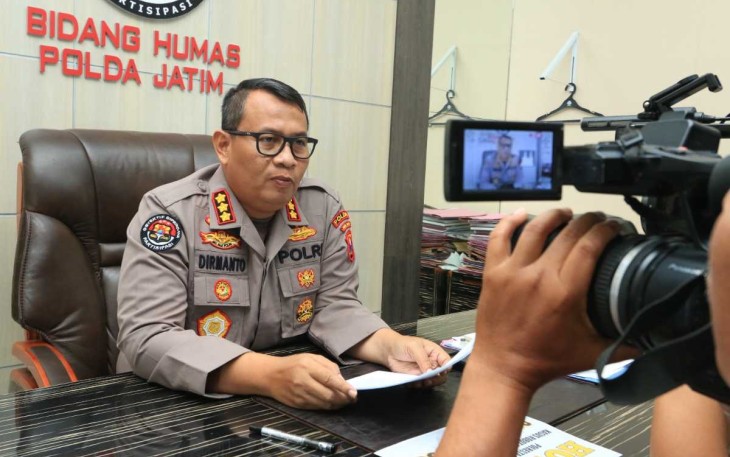 Kabid Humas Polda Jatim Kombes Dirmanto saat memberikan keterangan pers 