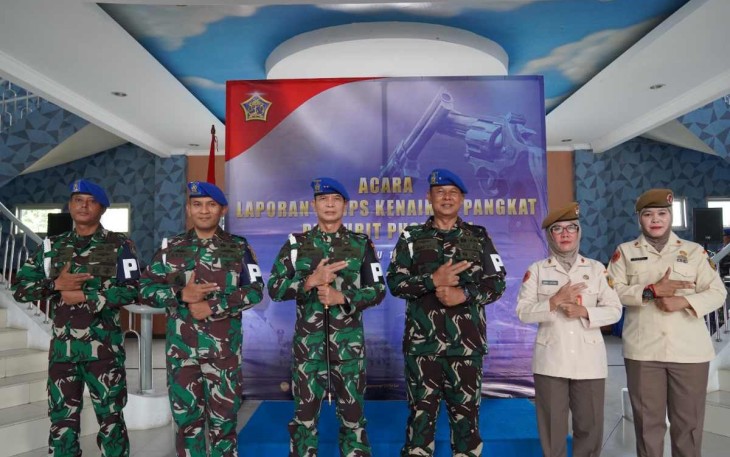Danpuspomal Brigjen TNI Mar I Made Wahyu Santoso foto bersama usai upacara kenaikan pangkat prajuritnya 