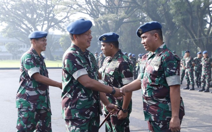 Dankoharmatau Marsda TNI Bambang Triono memberikan ucapan selamat prajuritnya naik pangkat, Bandung, Senin (3/4)
