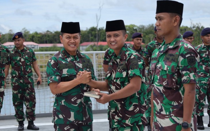 Pangkoarmada III Laksda TNI Agus Hariadi saat memberikan Al-Qur'an 