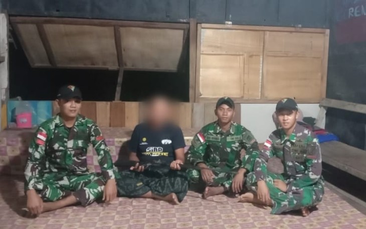 Penyerahan senpi rakitan warga perbatasan