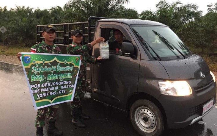Bagikan takjil gratis di perbatasan 