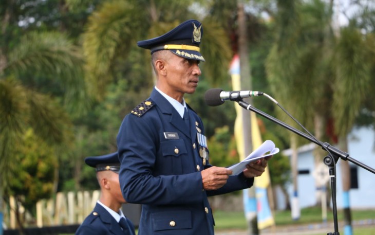 Kadislog Lanud BNY Mayor Kal Sukendro saat membacakan amanat Panglima TNI Laksamana Yudo Margono dalam upacara HUT ke-77 TNI AU 