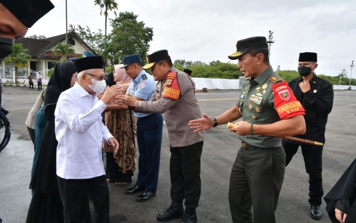 Pangdam XIV Hasanuddin Mayjen TNI Dr Totok Imam Santoso saat menjemput kedatangan Wapres RI 