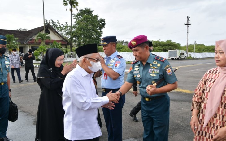Danlantamal VI Makassar Brigjen TNI (Mar) Amir Kasman saat pengantaran Wapres RI 