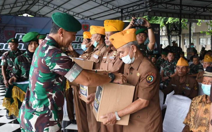 Pangdam XIV Hasanuddin Mayjen TNI Dr Totok Imam Santoso memberikan bingkisan lebaran 
