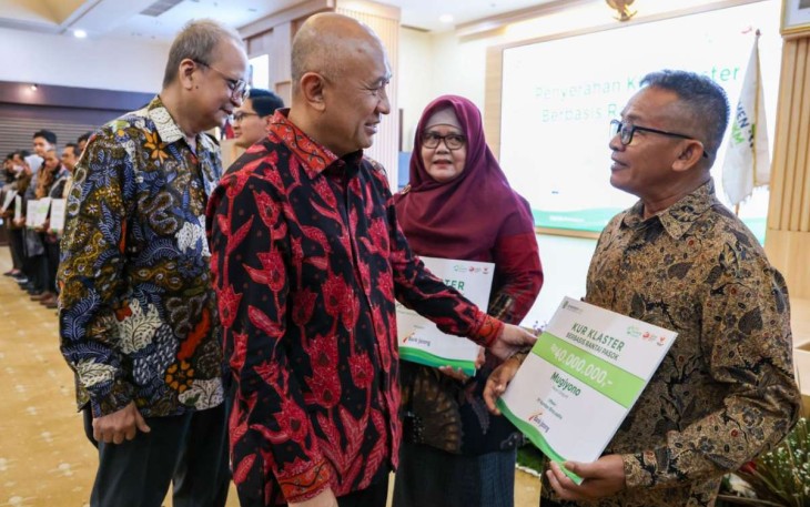 MenkopUKM Teten Masduki saat menyerahkan KUR Klaster Berbasis Rantai Pasok