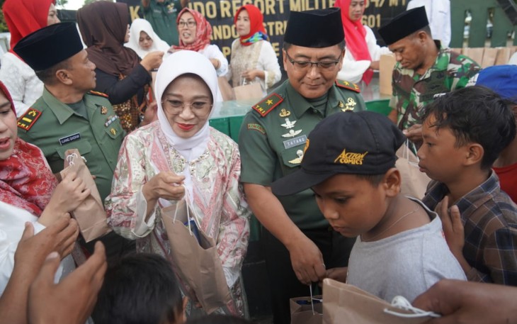 Danrem 064/MY Brigjen TNI Tatang Subarna saat memberikan santunan