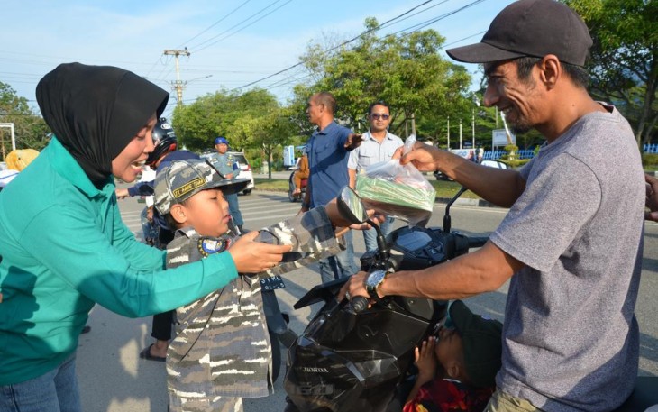 Siswa TK Hang Tuah perwakilan Dumai saat memberikan takjil