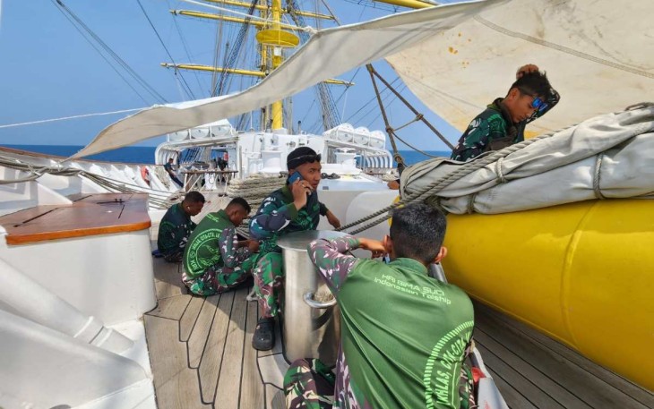 Prajurit KRI Bima Suci menghubungi keluarga 