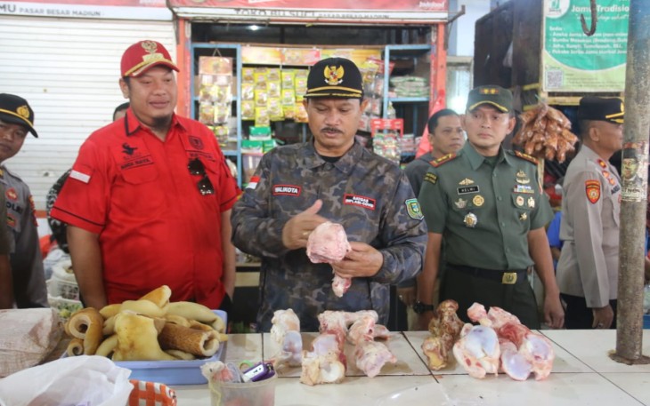 Dandim 0803/Madiun Letkol Inf Meina Helmi saat pantau harga di pasar 
