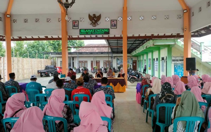 Pertemuan bersama warga binaan di Balai Desa 