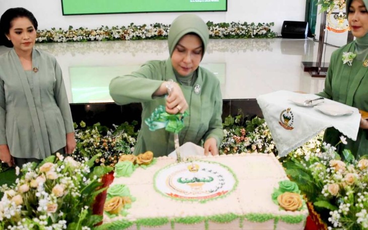 Pemotongan kue HUT Persit Ke-77 KCK 