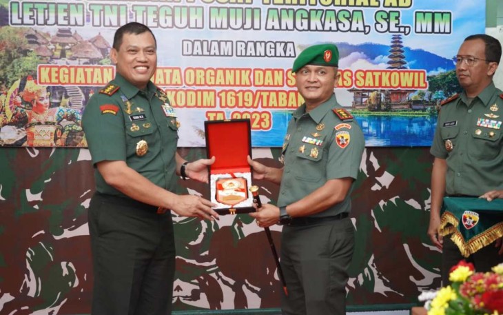 Danpusterad Letjen TNI Teguh Muji Angkasa saat menerima cenderamata Dandim 1619/Tabanan