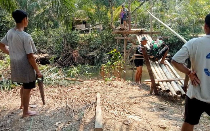 Jembatan kayu di perbatasan 