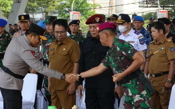 Danlantamal VI Makassar Brigjen TNI (Mar) Amir Kasman saat berjabatan tangan dengan Kapolda Sulsel
